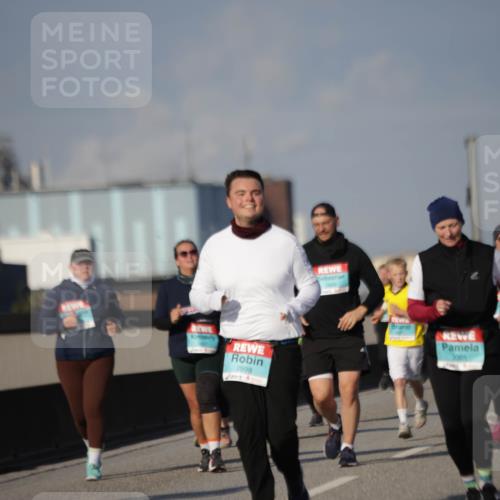 03.10.2025 - Köhlbrandbrückenlauf Jannik Wohlers http://msf.ph/oto/9094466 03.10.2025 10:12:50 Position 3 2999, 3001, 3000 meine-sportfotos.de