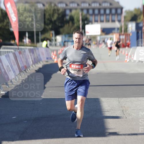 03.10.2025 - Köhlbrandbrückenlauf Jannik Wohlers http://msf.ph/oto/9094472 03.10.2025 12:54:48 Ziel 4079, 6151, 6621, 6683 meine-sportfotos.de