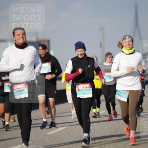 03.10.2025 - Köhlbrandbrückenlauf Jannik Wohlers http://msf.ph/oto/9094479 03.10.2025 10:12:51 Position 3 2999, 3001, 3000 meine-sportfotos.de