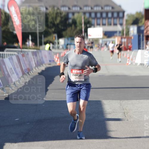 03.10.2025 - Köhlbrandbrückenlauf Jannik Wohlers http://msf.ph/oto/9094481 03.10.2025 12:54:48 Ziel 4079, 6151, 6621, 6683 meine-sportfotos.de