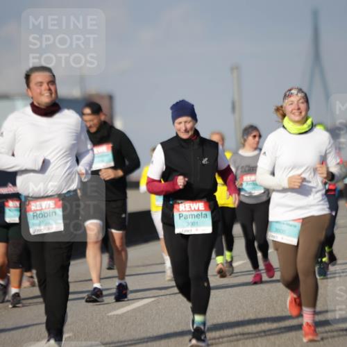 03.10.2025 - Köhlbrandbrückenlauf Jannik Wohlers http://msf.ph/oto/9094484 03.10.2025 10:12:51 Position 3 2999, 3001, 3000 meine-sportfotos.de