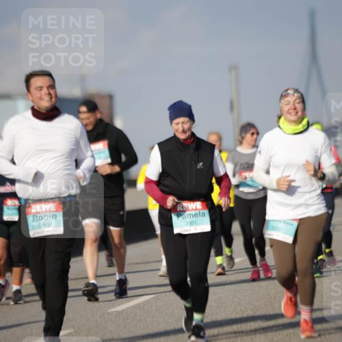 03.10.2025 - Köhlbrandbrückenlauf Jannik Wohlers http://msf.ph/oto/9094489 03.10.2025 10:12:51 Position 3 2999, 3001, 3000 meine-sportfotos.de