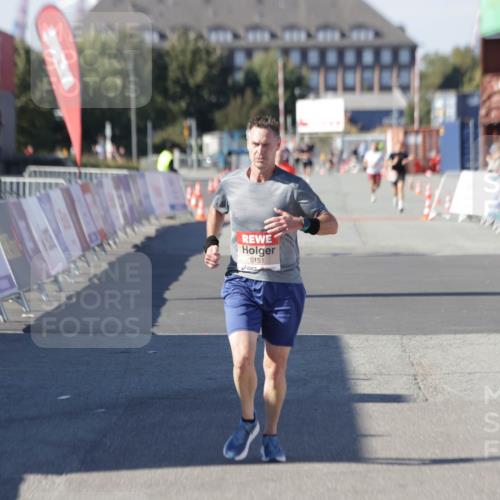 03.10.2025 - Köhlbrandbrückenlauf Jannik Wohlers http://msf.ph/oto/9094493 03.10.2025 12:54:48 Ziel 4079, 6151, 6621, 6683 meine-sportfotos.de
