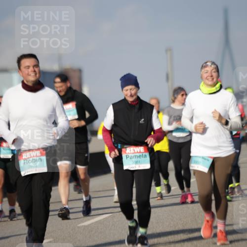 03.10.2025 - Köhlbrandbrückenlauf Jannik Wohlers http://msf.ph/oto/9094497 03.10.2025 10:12:51 Position 3 2999, 3001, 3000 meine-sportfotos.de