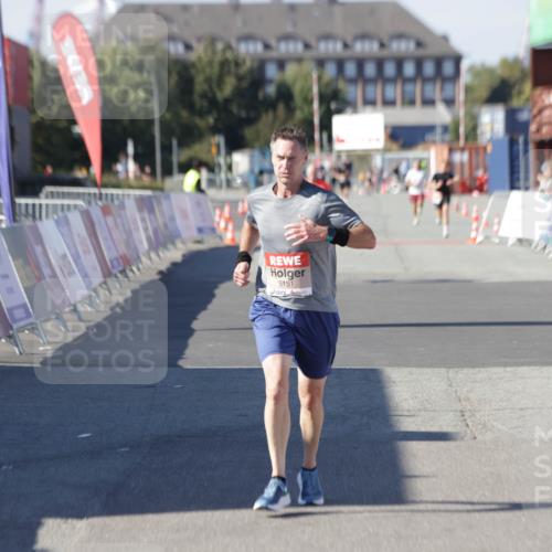 03.10.2025 - Köhlbrandbrückenlauf Jannik Wohlers http://msf.ph/oto/9094502 03.10.2025 12:54:48 Ziel 4079, 6151, 6621, 6683 meine-sportfotos.de