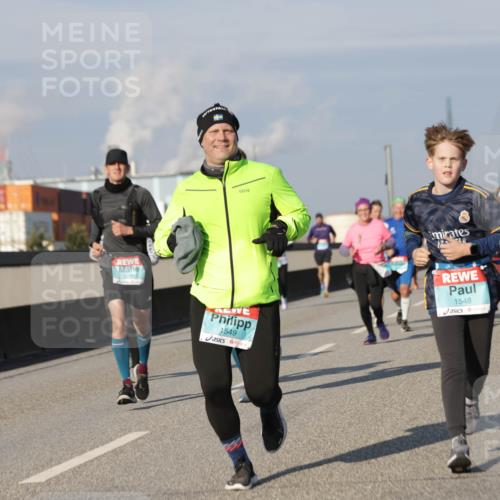 03.10.2025 - Köhlbrandbrückenlauf Jannik Wohlers http://msf.ph/oto/9094503 03.10.2025 10:01:08 Position 3 1031, 1549, 1548 meine-sportfotos.de