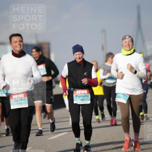 03.10.2025 - Köhlbrandbrückenlauf Jannik Wohlers http://msf.ph/oto/9094506 03.10.2025 10:12:51 Position 3 2999, 3001, 3000 meine-sportfotos.de