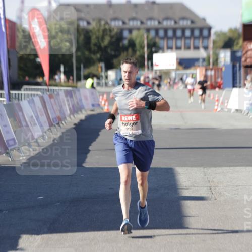 03.10.2025 - Köhlbrandbrückenlauf Jannik Wohlers http://msf.ph/oto/9094510 03.10.2025 12:54:48 Ziel 4079, 6151, 6621, 6683 meine-sportfotos.de