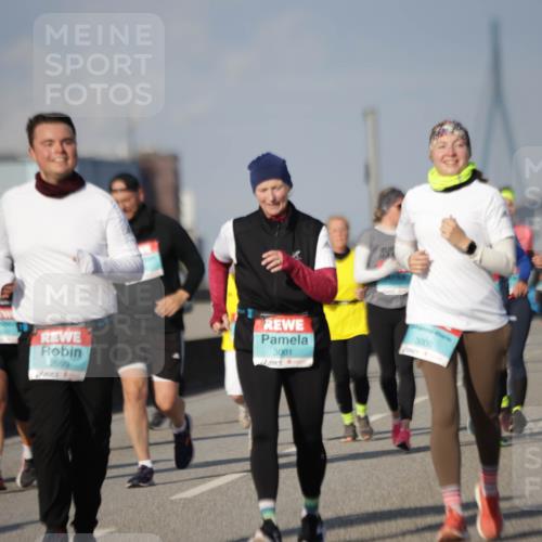 03.10.2025 - Köhlbrandbrückenlauf Jannik Wohlers http://msf.ph/oto/9094511 03.10.2025 10:12:51 Position 3 2999, 3001, 3000 meine-sportfotos.de