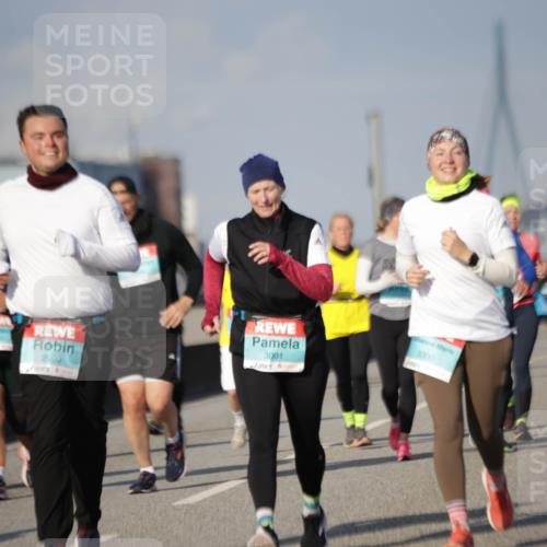 03.10.2025 - Köhlbrandbrückenlauf Jannik Wohlers http://msf.ph/oto/9094516 03.10.2025 10:12:52 Position 3 2999, 3001, 3000 meine-sportfotos.de