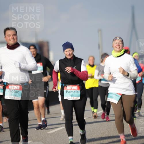 03.10.2025 - Köhlbrandbrückenlauf Jannik Wohlers http://msf.ph/oto/9094518 03.10.2025 10:12:52 Position 3 2999, 3001, 3000 meine-sportfotos.de