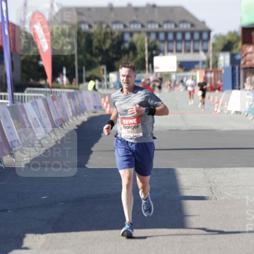 03.10.2025 - Köhlbrandbrückenlauf Jannik Wohlers http://msf.ph/oto/9094521 03.10.2025 12:54:49 Ziel 4079, 6151, 6621, 6683 meine-sportfotos.de
