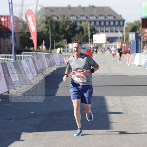 03.10.2025 - Köhlbrandbrückenlauf Jannik Wohlers http://msf.ph/oto/9094527 03.10.2025 12:54:49 Ziel 4079, 6151, 6621, 6683 meine-sportfotos.de