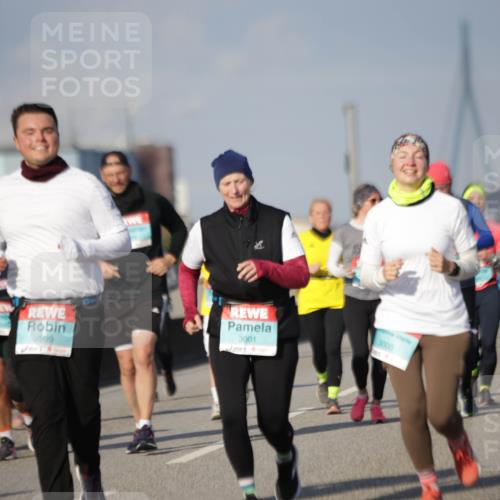 03.10.2025 - Köhlbrandbrückenlauf Jannik Wohlers http://msf.ph/oto/9094528 03.10.2025 10:12:52 Position 3 2999, 3001, 3000 meine-sportfotos.de