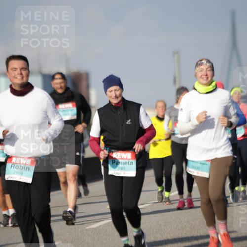 03.10.2025 - Köhlbrandbrückenlauf Jannik Wohlers http://msf.ph/oto/9094534 03.10.2025 10:12:52 Position 3 2999, 3001, 3000 meine-sportfotos.de