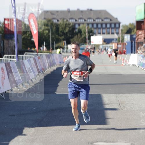 03.10.2025 - Köhlbrandbrückenlauf Jannik Wohlers http://msf.ph/oto/9094536 03.10.2025 12:54:49 Ziel 4079, 6151, 6621, 6683 meine-sportfotos.de