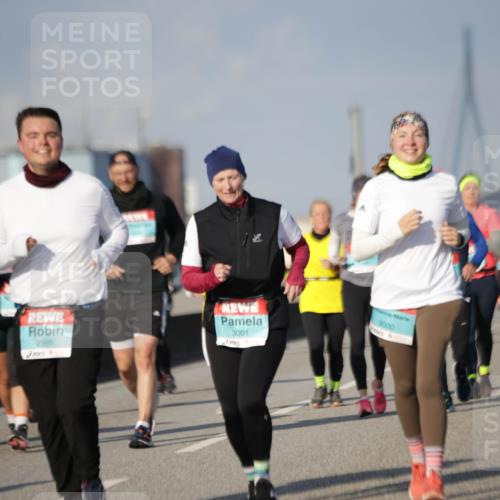 03.10.2025 - Köhlbrandbrückenlauf Jannik Wohlers http://msf.ph/oto/9094539 03.10.2025 10:12:52 Position 3 2999, 3001, 3000 meine-sportfotos.de