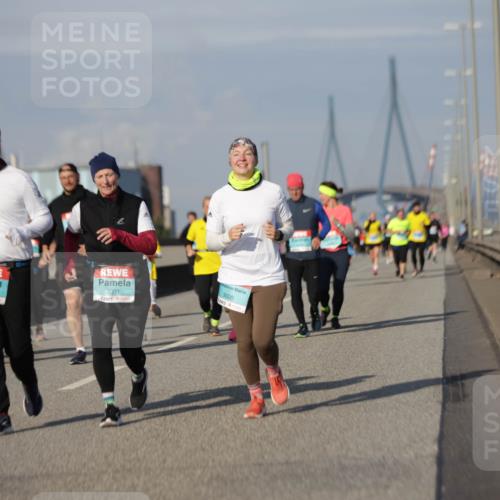 03.10.2025 - Köhlbrandbrückenlauf Jannik Wohlers http://msf.ph/oto/9094545 03.10.2025 10:12:53 Position 3 2999, 3001, 3000 meine-sportfotos.de