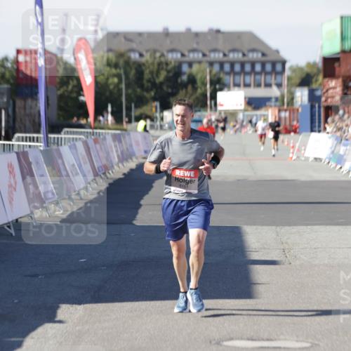 03.10.2025 - Köhlbrandbrückenlauf Jannik Wohlers http://msf.ph/oto/9094547 03.10.2025 12:54:49 Ziel 4079, 6151, 6621, 6683 meine-sportfotos.de