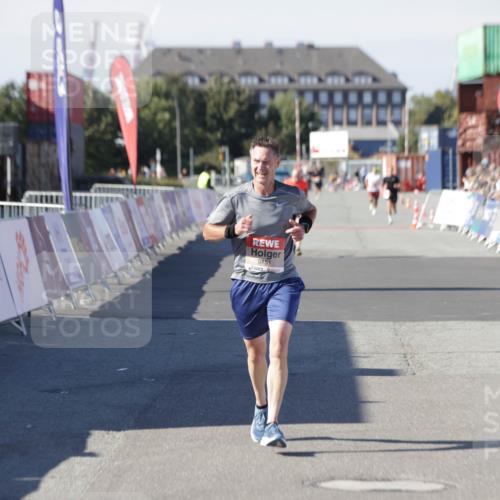 03.10.2025 - Köhlbrandbrückenlauf Jannik Wohlers http://msf.ph/oto/9094556 03.10.2025 12:54:49 Ziel 4079, 6151, 6621, 6683 meine-sportfotos.de