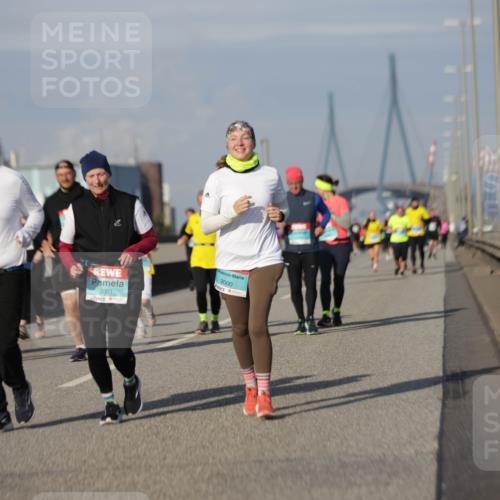 03.10.2025 - Köhlbrandbrückenlauf Jannik Wohlers http://msf.ph/oto/9094557 03.10.2025 10:12:53 Position 3 2999, 3001, 3000 meine-sportfotos.de