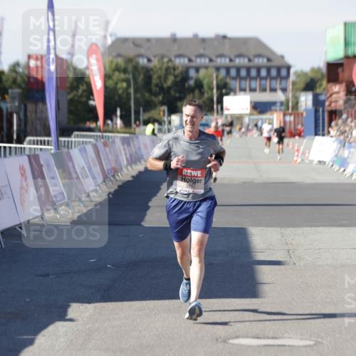 03.10.2025 - Köhlbrandbrückenlauf Jannik Wohlers http://msf.ph/oto/9094564 03.10.2025 12:54:49 Ziel 4079, 6151, 6621, 6683 meine-sportfotos.de