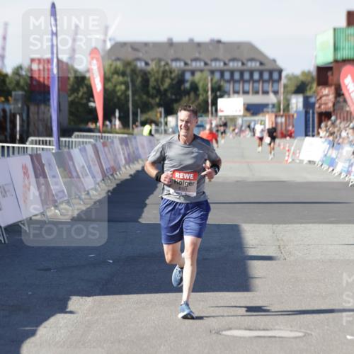 03.10.2025 - Köhlbrandbrückenlauf Jannik Wohlers http://msf.ph/oto/9094572 03.10.2025 12:54:49 Ziel 4079, 6151, 6621, 6683 meine-sportfotos.de