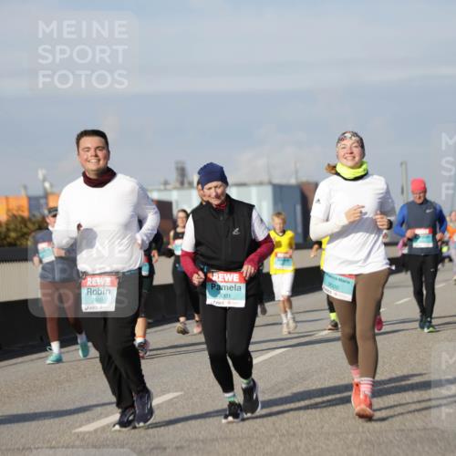 03.10.2025 - Köhlbrandbrückenlauf Jannik Wohlers http://msf.ph/oto/9094578 03.10.2025 10:12:54 Position 3 2999, 3001, 3000 meine-sportfotos.de