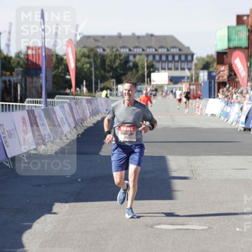 03.10.2025 - Köhlbrandbrückenlauf Jannik Wohlers http://msf.ph/oto/9094581 03.10.2025 12:54:49 Ziel 4079, 6151, 6621, 6683 meine-sportfotos.de