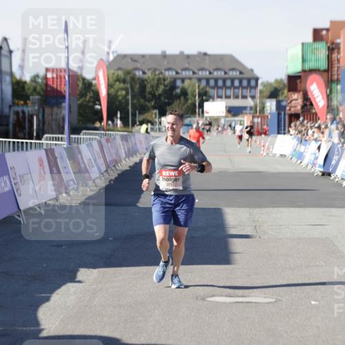 03.10.2025 - Köhlbrandbrückenlauf Jannik Wohlers http://msf.ph/oto/9094593 03.10.2025 12:54:49 Ziel 4079, 6151, 6621, 6683 meine-sportfotos.de