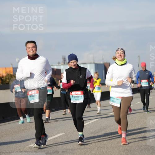 03.10.2025 - Köhlbrandbrückenlauf Jannik Wohlers http://msf.ph/oto/9094594 03.10.2025 10:12:54 Position 3 2999, 3001, 3000 meine-sportfotos.de