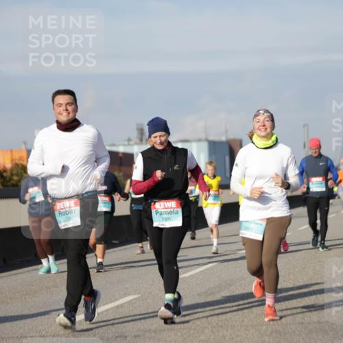 03.10.2025 - Köhlbrandbrückenlauf Jannik Wohlers http://msf.ph/oto/9094600 03.10.2025 10:12:54 Position 3 2999, 3001, 3000 meine-sportfotos.de