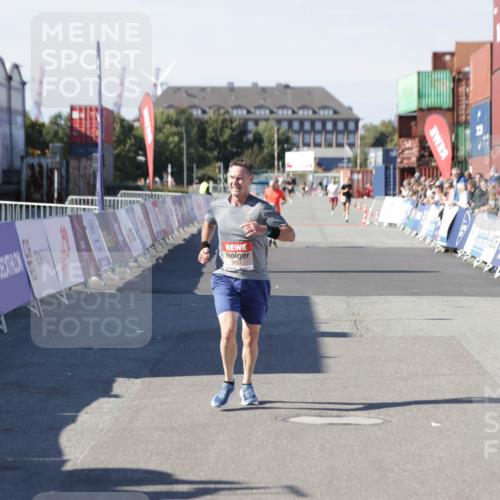 03.10.2025 - Köhlbrandbrückenlauf Jannik Wohlers http://msf.ph/oto/9094605 03.10.2025 12:54:49 Ziel 4079, 6151, 6621, 6683 meine-sportfotos.de