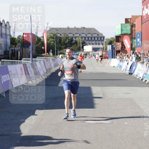 03.10.2025 - Köhlbrandbrückenlauf Jannik Wohlers http://msf.ph/oto/9094619 03.10.2025 12:54:49 Ziel 4079, 6151, 6621, 6683 meine-sportfotos.de
