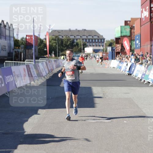 03.10.2025 - Köhlbrandbrückenlauf Jannik Wohlers http://msf.ph/oto/9094630 03.10.2025 12:54:49 Ziel 4079, 6151, 6621, 6683 meine-sportfotos.de
