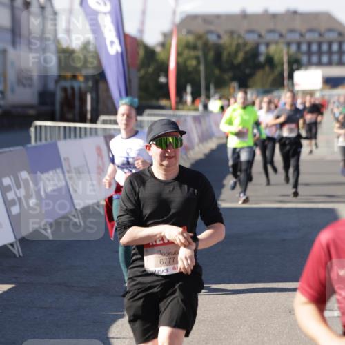 03.10.2025 - Köhlbrandbrückenlauf Jannik Wohlers http://msf.ph/oto/9094636 03.10.2025 13:20:39 Ziel 4269, 4476, 4646, 4790, 4859, 5488, 5543, 5631, 5918, 5920, 6777, 6807 meine-sportfotos.de