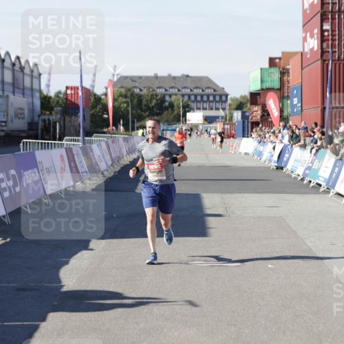 03.10.2025 - Köhlbrandbrückenlauf Jannik Wohlers http://msf.ph/oto/9094641 03.10.2025 12:54:49 Ziel 4079, 6151, 6621, 6683 meine-sportfotos.de