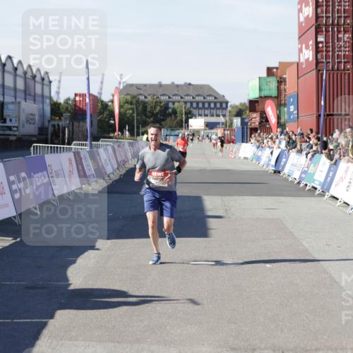03.10.2025 - Köhlbrandbrückenlauf Jannik Wohlers http://msf.ph/oto/9094652 03.10.2025 12:54:49 Ziel 4079, 6151, 6621, 6683 meine-sportfotos.de