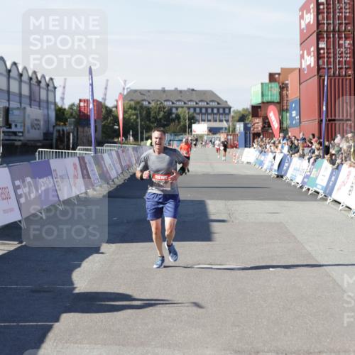 03.10.2025 - Köhlbrandbrückenlauf Jannik Wohlers http://msf.ph/oto/9094662 03.10.2025 12:54:49 Ziel 4079, 6151, 6621, 6683 meine-sportfotos.de