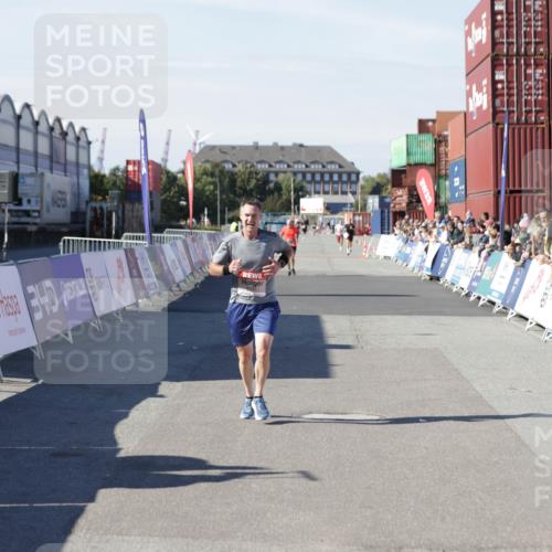 03.10.2025 - Köhlbrandbrückenlauf Jannik Wohlers http://msf.ph/oto/9094669 03.10.2025 12:54:49 Ziel 4079, 6151, 6621, 6683 meine-sportfotos.de