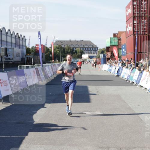 03.10.2025 - Köhlbrandbrückenlauf Jannik Wohlers http://msf.ph/oto/9094680 03.10.2025 12:54:49 Ziel 4079, 6151, 6621, 6683 meine-sportfotos.de