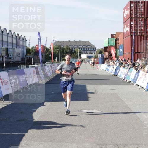 03.10.2025 - Köhlbrandbrückenlauf Jannik Wohlers http://msf.ph/oto/9094690 03.10.2025 12:54:49 Ziel 4079, 6151, 6621, 6683 meine-sportfotos.de
