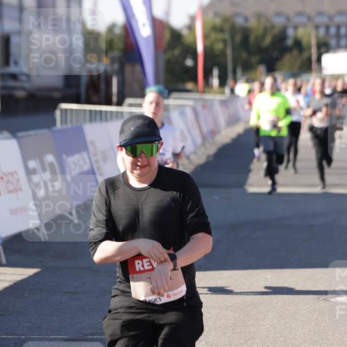03.10.2025 - Köhlbrandbrückenlauf Jannik Wohlers http://msf.ph/oto/9094692 03.10.2025 13:20:39 Ziel 4269, 4476, 4646, 4790, 4859, 5488, 5543, 5631, 5918, 5920, 6777, 6807 meine-sportfotos.de