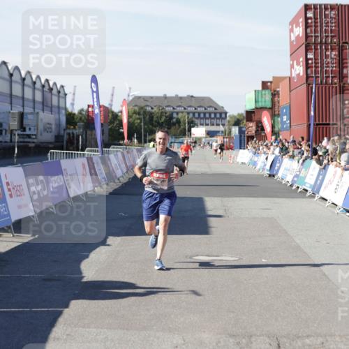 03.10.2025 - Köhlbrandbrückenlauf Jannik Wohlers http://msf.ph/oto/9094695 03.10.2025 12:54:50 Ziel 4079, 6151, 6621 meine-sportfotos.de
