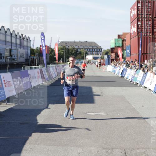 03.10.2025 - Köhlbrandbrückenlauf Jannik Wohlers http://msf.ph/oto/9094706 03.10.2025 12:54:50 Ziel 4079, 6151, 6621 meine-sportfotos.de