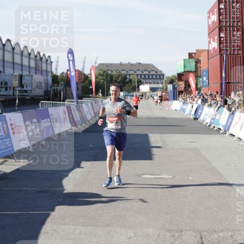 03.10.2025 - Köhlbrandbrückenlauf Jannik Wohlers http://msf.ph/oto/9094712 03.10.2025 12:54:50 Ziel 4079, 6151, 6621 meine-sportfotos.de