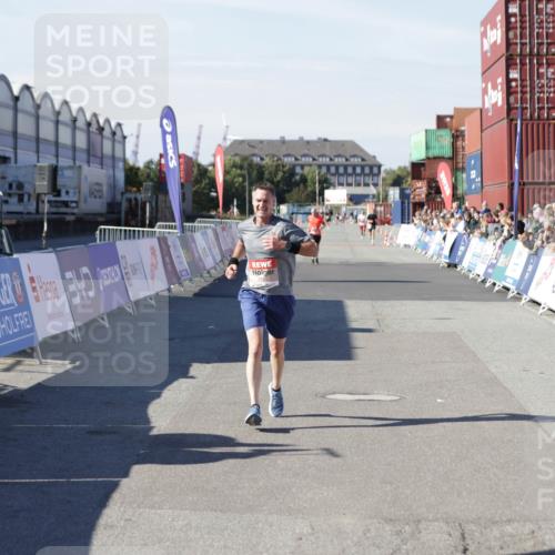 03.10.2025 - Köhlbrandbrückenlauf Jannik Wohlers http://msf.ph/oto/9094725 03.10.2025 12:54:50 Ziel 4079, 6151, 6621 meine-sportfotos.de