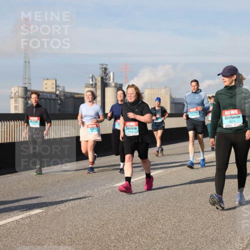 03.10.2025 - Köhlbrandbrückenlauf Lena Gebhardt http://msf.ph/oto/9094734 03.10.2025 10:09:24 Position 2 1221, 2504, 2271 meine-sportfotos.de
