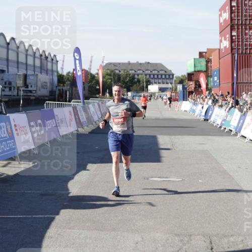 03.10.2025 - Köhlbrandbrückenlauf Jannik Wohlers http://msf.ph/oto/9094735 03.10.2025 12:54:50 Ziel 4079, 6151, 6621 meine-sportfotos.de