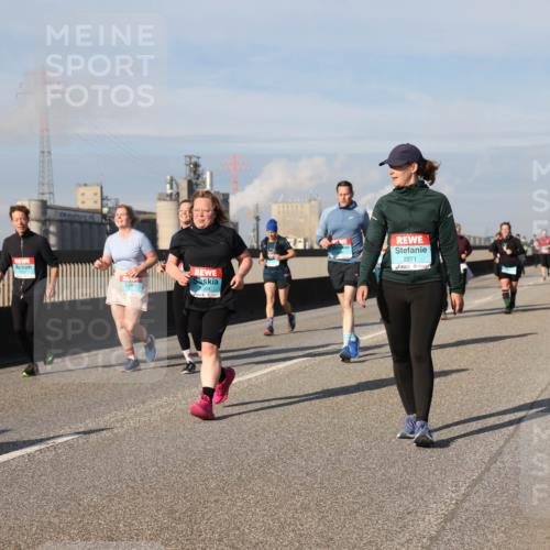 03.10.2025 - Köhlbrandbrückenlauf Lena Gebhardt http://msf.ph/oto/9094746 03.10.2025 10:09:25 Position 2 2271 meine-sportfotos.de